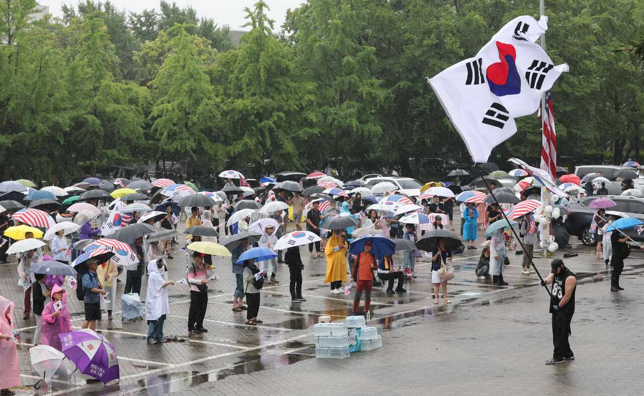 連續抗議第16天!韓極右派喊「重新選舉」 包圍體育場館毆打記者 | ETtoday國際新聞 | ETtoday新聞雲