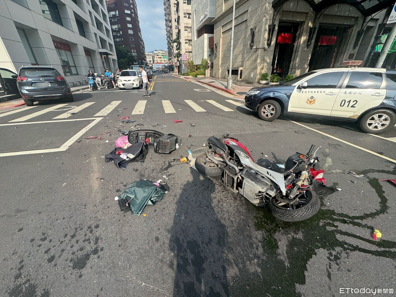北市大安區騎士遭左轉車撞飛!重摔落地 驚悚畫面曝光 | ETtoday社會新聞 | ETtoday新聞雲