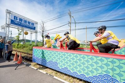 桃園蘆竹鐵道龍舟賽登場　80隊選手桃林鐵道「陸上行舟」