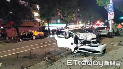 南機場夜市旁「計程車對撞轎車」！殘骸碎滿地9人送醫
