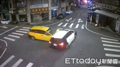 基隆警追緝拒檢機車…路口與計程車碰撞!警車90度翻覆3人送醫