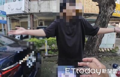 賓士女臨停倒車釀擦撞!馬自達男抓狂砸車傷人 警攔截開罰送辦