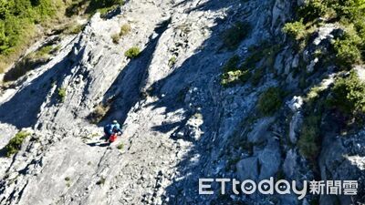 男登奇萊山2天無法進食併發高山症　黑鷹飛大理石營地吊掛送醫