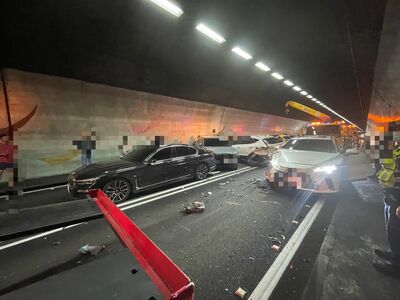 收假噩夢　國5雪隧裡連環車禍「5車撞爛」畫面曝