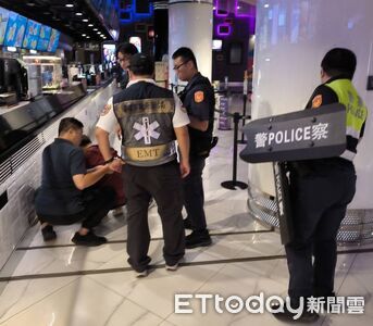 快訊／草衙道國賓影城持刀！男「亮刀架脖子」對峙　警持盾牌戒備
