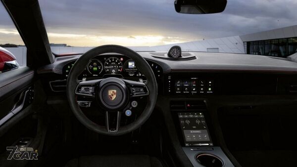 Porsche Taycan 新年式全面進化，導入 E-Shift 虛擬換檔與強化賽道性能