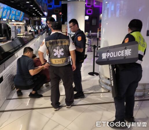 快訊／草衙道國賓影城持刀！男「亮刀架脖子」對峙　警持盾牌戒備