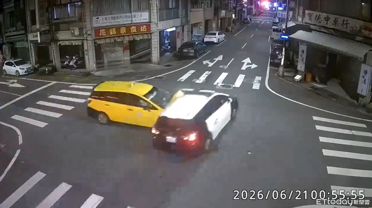 基隆警追緝拒檢機車…路口與計程車碰撞!警車90度翻覆3人送醫 | ETtoday社會新聞 | ETtoday新聞雲