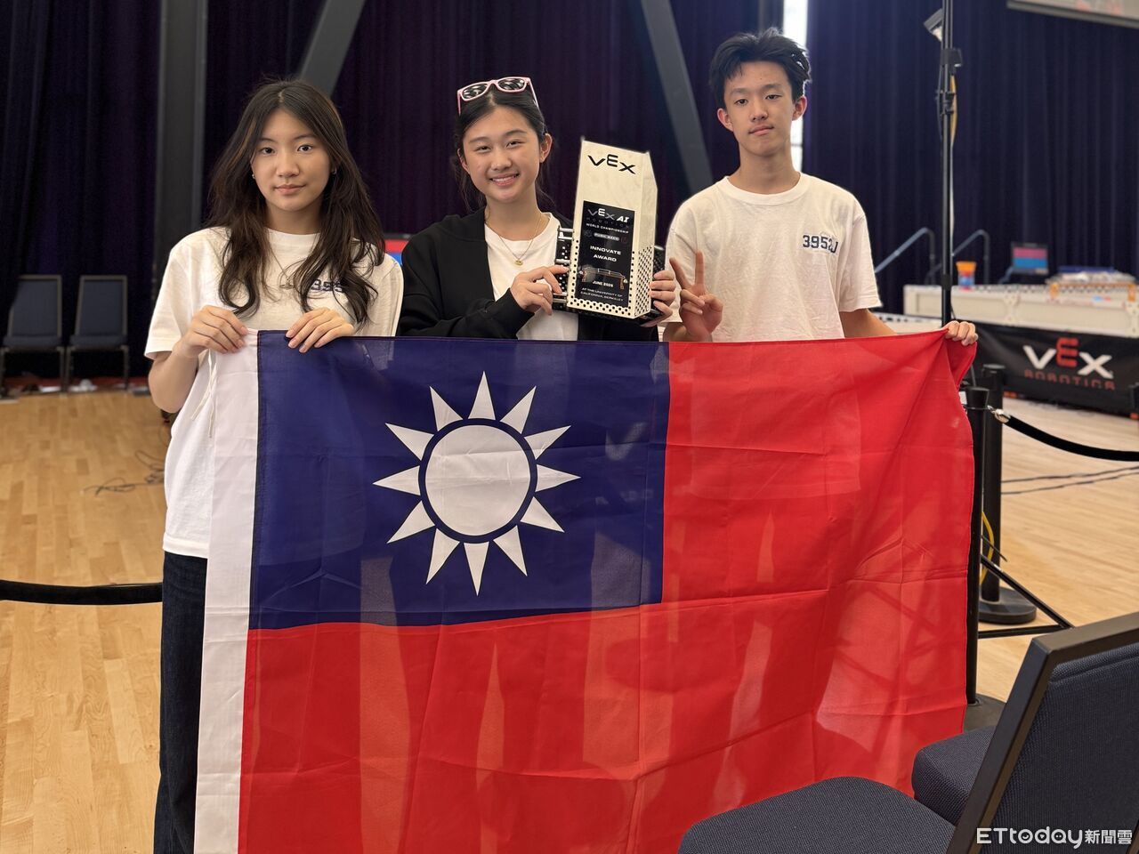竹科實驗中學3名高中生美UCLA奪 VEX AI 世界賽大獎 原地秀國旗