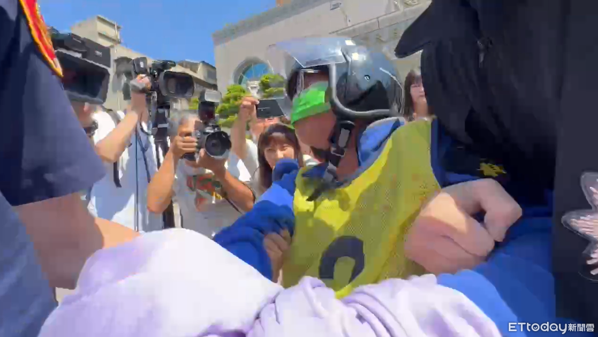 快訊/阿北移送情緒激動!雙手抵住拒上警車 怒吼:汶汶逼我這樣做 | ETtoday社會新聞 | ETtoday新聞雲