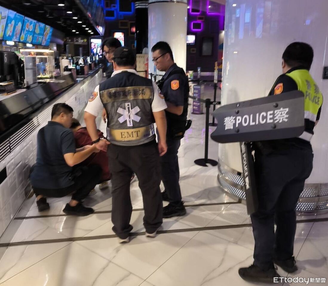 快訊/草衙道國賓影城持刀!男「亮刀架脖子」對峙 警持盾牌戒備 | ETtoday社會新聞 | ETtoday新聞雲
