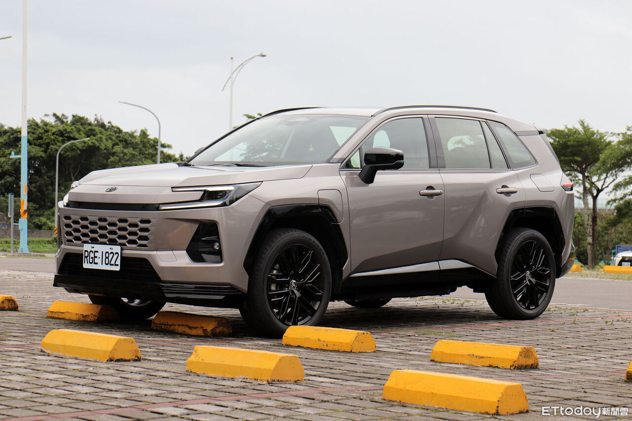▲TOYOTA「RAV4插電式油電版」試駕！挾329匹馬力來襲5.7秒破百。（圖／記者張慶輝攝）