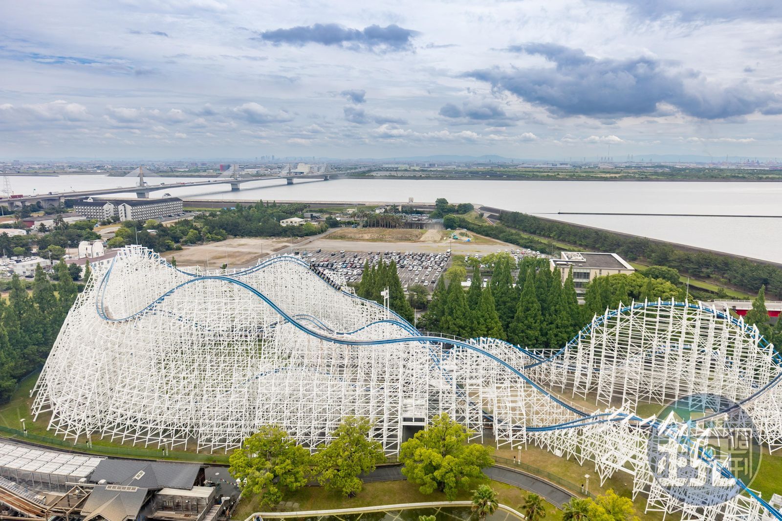 「白鯨（HAKUGEI）」全長約1,530公尺、最高高度約55公尺，設有3次倒轉與多個失重段，一趟約2分40秒。