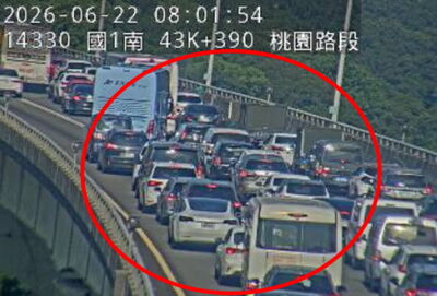 快訊／上班注意！　國1「大小車追撞」塞爆