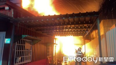 快訊/台南宮廟倉庫大火! 警消出動16車、44人到場灌救