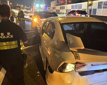 國1彰化交流道深夜「3車追撞」 4送醫2人臉部撕裂傷