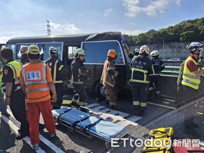 五楊高架事故！軍方小巴撞遊覽車再撞2車9傷　大批救護急支援