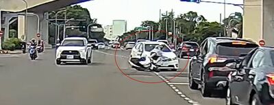 台南騎士「漂移」畫面曝!鬼切撞擊噴飛對向道...險遭2車夾擊