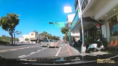 羅東驚悚畫面!無照女車門沒關就起步 害4歲外甥女「仆街」