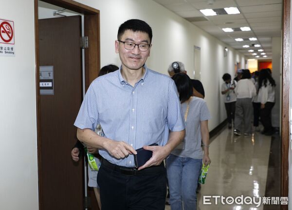 ▲▼一席鳳梨釋迦台灣幾乎沒有人吃惹出爭議的陸委會副主委梁文傑，在民進黨台東縣長參選人陳瑩的邀請下，一起同框吃鳳梨釋迦冰棒。梁文傑並承諾將採購大量鳳梨釋迦冰棒給陸委會同仁，年底送禮也會採購鳳梨釋迦水果禮盒。（圖／記者湯興漢攝）