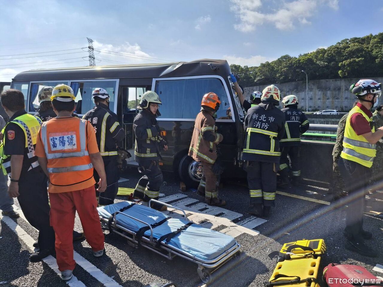 五楊高架事故!軍方小巴撞遊覽車再撞2車9傷 大批救護急支援 | ETtoday社會新聞 | ETtoday新聞雲