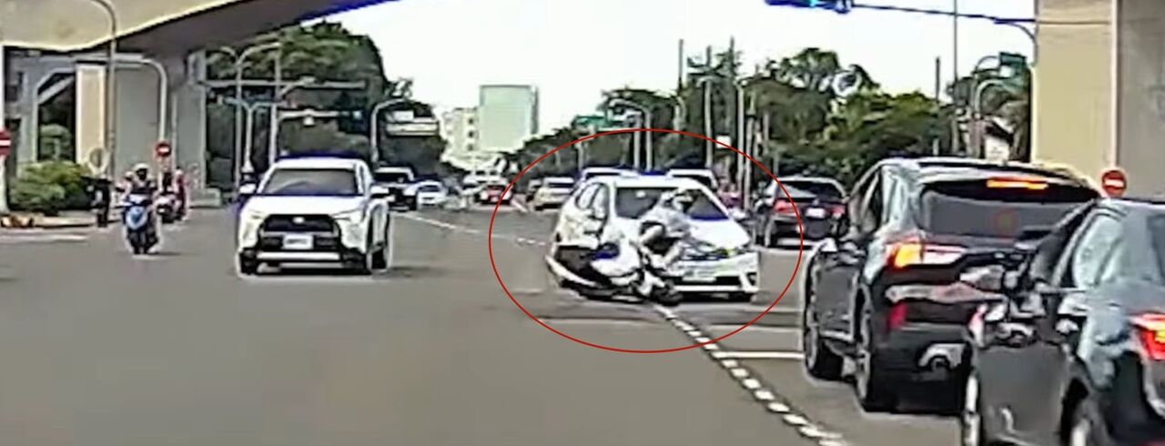 台南騎士「漂移」畫面曝!鬼切撞擊噴飛對向道...險遭2車夾擊 | ETtoday社會新聞 | ETtoday新聞雲
