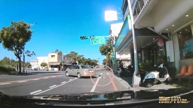 羅東驚悚畫面!無照女車門沒關就起步 害4歲外甥女「仆街」 | ETtoday社會新聞 | ETtoday新聞雲