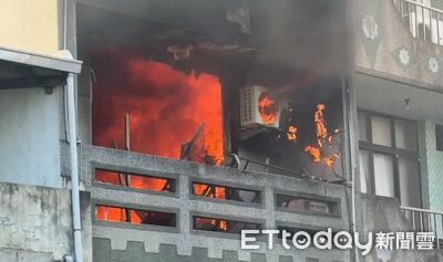 快訊/透天厝大火黑煙衝天 疑手機充電「燒起來」父子送醫