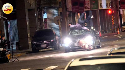 北車封街驚見高危險拍戲場面!「金馬新人」遭車子衝撞 滿臉血拖行