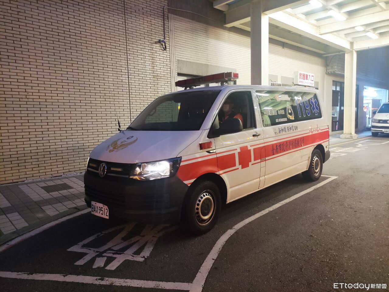 90歲嬤摔倒「整段小腿脫落」!救護員衝超商求冰塊 孫子感動發聲 | ETtoday社會新聞 | ETtoday新聞雲