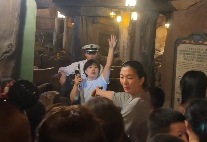 上海迪士尼大媽不爽「快速通關」 煽動排隊群眾:一起衝進去 | ETtoday大陸新聞 | ETtoday新聞雲