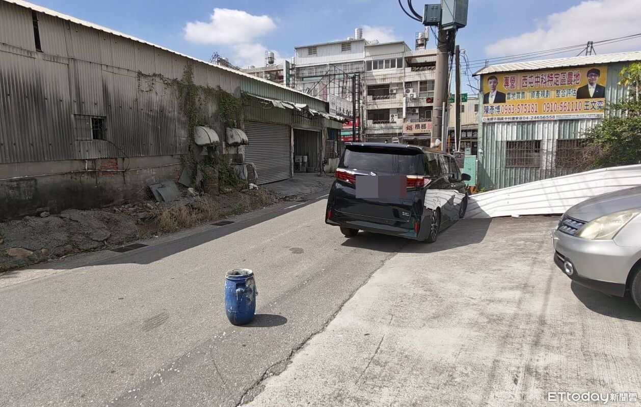 高檔商務車自撞圍籬!舌癌男頸部傷口流血...開車就醫半路失控 | ETtoday社會新聞 | ETtoday新聞雲