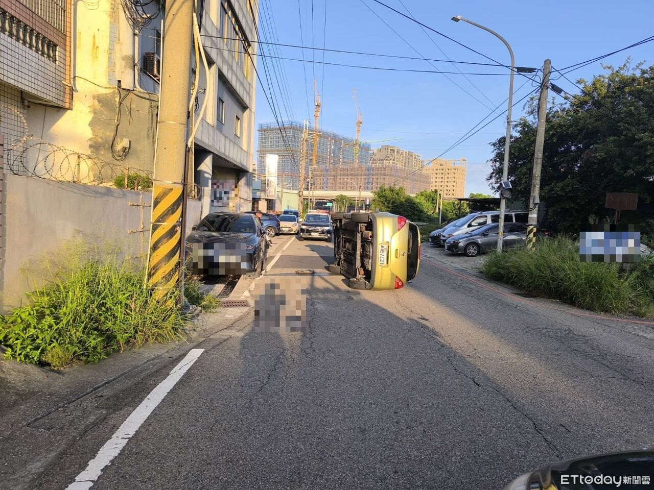 台中轎車自撞翻覆!駕駛爬出車外竟落跑...警鎖定肇逃男追查 | ETtoday社會新聞 | ETtoday新聞雲