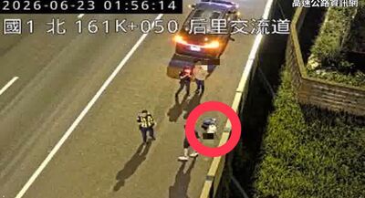 國道鬧劇!夫妻吵架老婆賭氣下車跌倒受傷 運將無奈停路邊