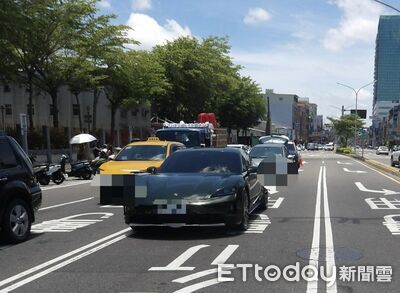 台南保時捷停紅燈遭後車追撞 對向3車又連環撞!1駕駛送醫