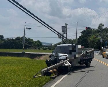 險墜農田畫面曝！過彎失控猛撞電桿　小貨車「變形」駕駛逃劫