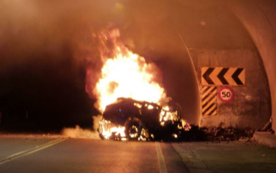 驚悚畫面曝!月光山隧道轎車燒成火球駕駛慘死 騎士吸濃煙驚逃