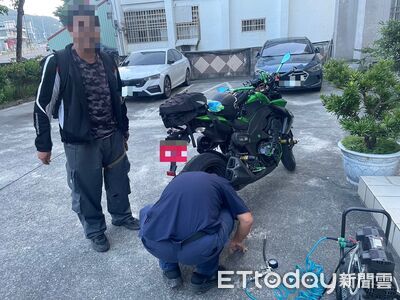 重機爆胎受困　達仁警即時協助排除困境