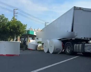 快訊/彰化貨櫃車逆向撞民宅!大紙捲散滿地 運將毒駕還帶槍
