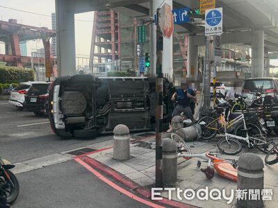 快訊/北車地下街Y15轎車「突自撞側翻」 駕駛自行爬出拒送醫