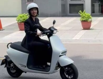 獨家直擊/Lulu騎機車下班畫面曝 民眾驚:她私下也太親民!