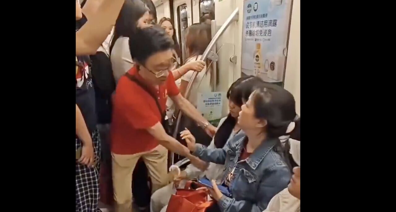 陸紅衣男子強逼讓座!用力拉扯女孩 母親挺身捍衛拿手機狂K | ETtoday大陸新聞 | ETtoday新聞雲