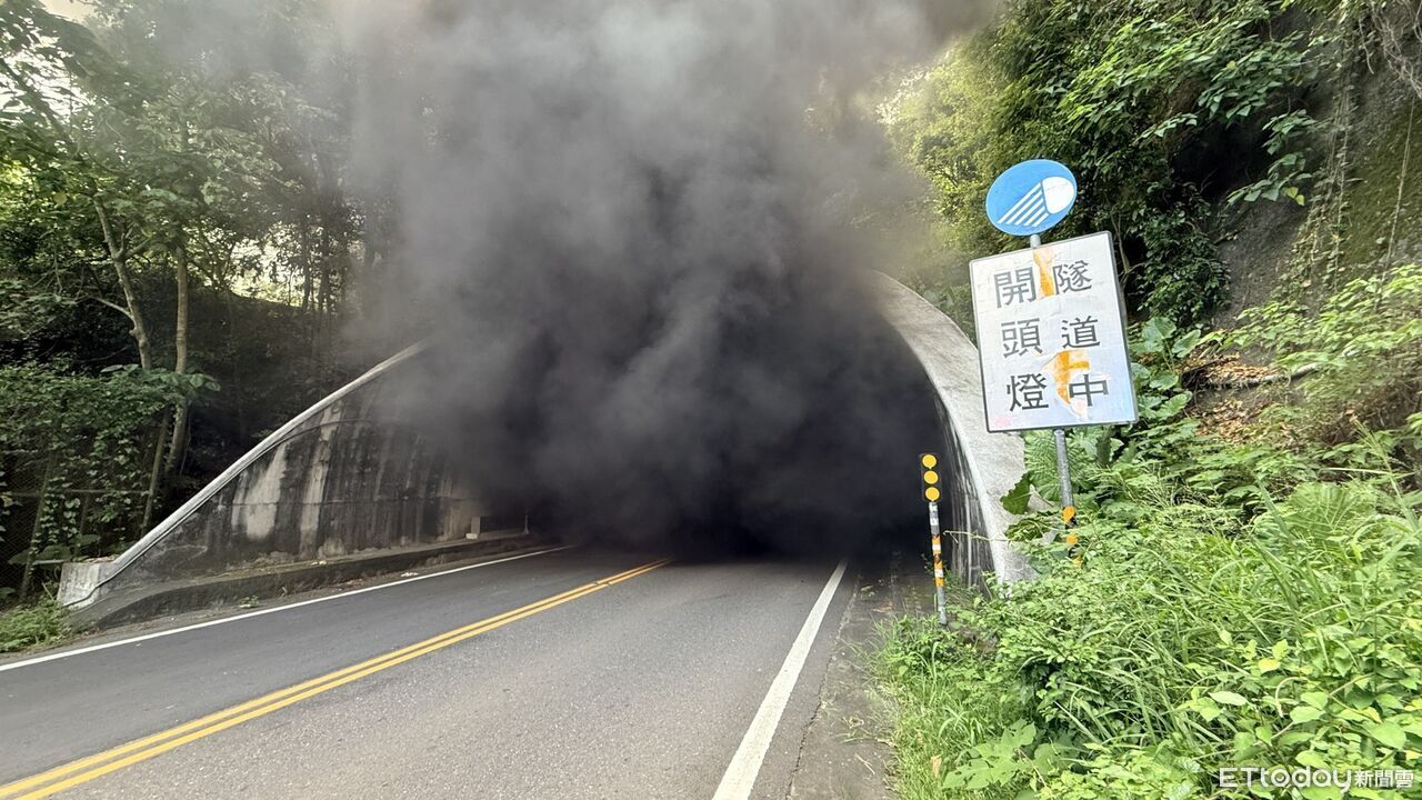 快訊/高雄月光山隧道轎車自撞起火 駕駛受困車內當場身亡 | ETtoday社會新聞 | ETtoday新聞雲