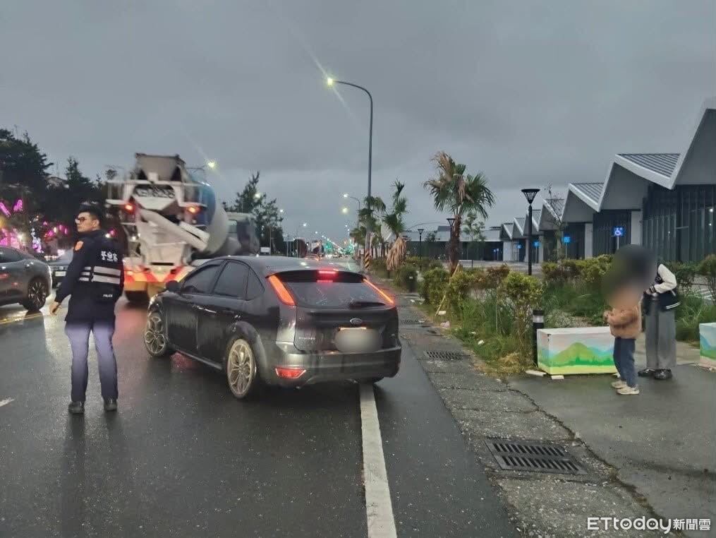轎車故障影響交通 永樂警與熱心民眾合力排除 | ETtoday地方新聞 | ETtoday新聞雲