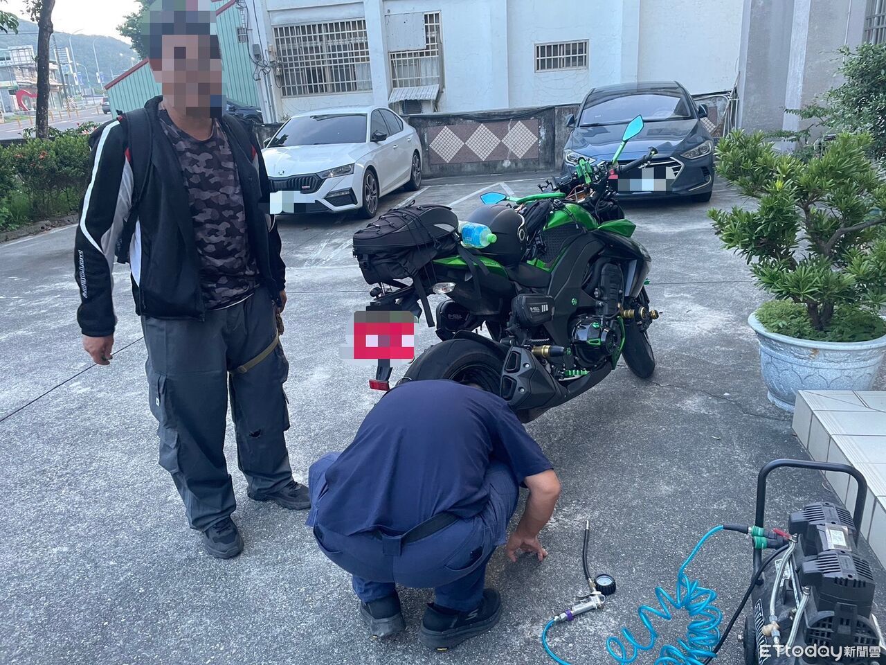 重機爆胎受困 達仁警即時協助排除困境 | ETtoday地方新聞 | ETtoday新聞雲
