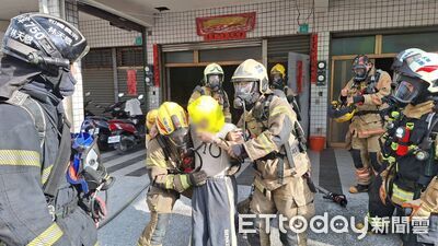 快訊/台南民宅火警!疑電線走火釀禍 83歲翁送醫