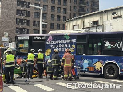 快訊/板橋公車轉彎「撞輾行人」卡車底! 無心跳送醫搶救中