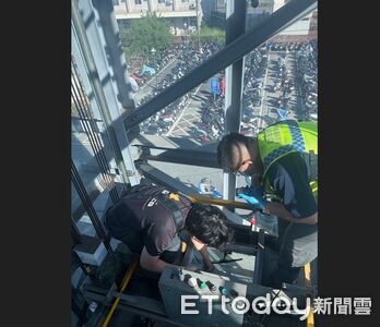 水上火車站電梯故障!8民眾卡樓層中央 消防助脫困