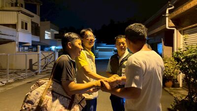 見血!綠南投縣長參選人跑行程被狗咬 大爆血急診排隊打破傷風