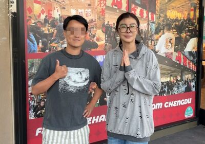 59歲王祖賢瘦一圈!美國街頭素顏被偶遇 網驚:以為女大生